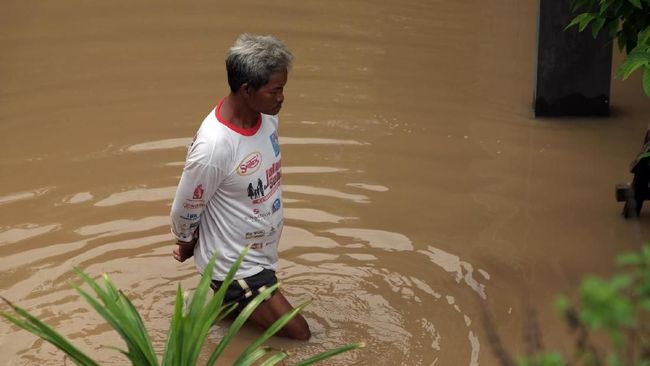 Selain angin kencang, siklon Dahlia juga menyebabkan curah hujan yang tinggi. Akibatnya bencana banjir dan longsor pun mengancam.