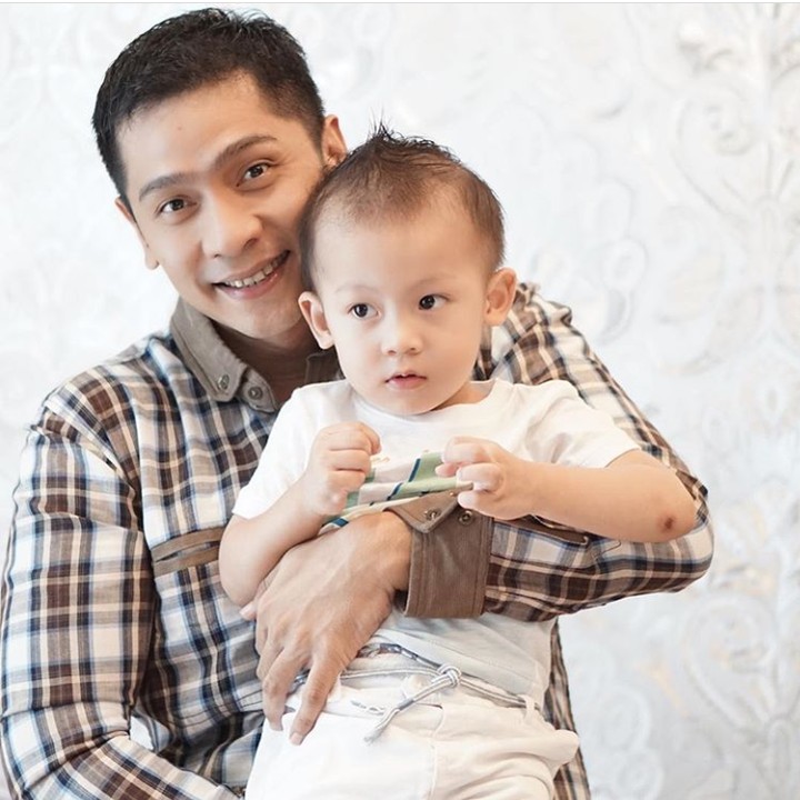 <p>Pose berdua dulu sama poppa. Mirip nggak nih? (Foto: Instagram @donitabhubiy)</p>