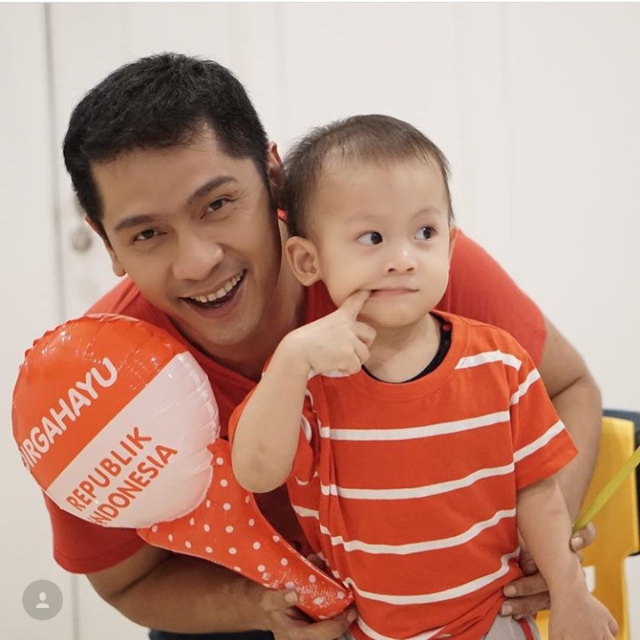 <p>"Kalau senyum bibirnya ditarik begini ya, Poppa?" (Foto: Instagram @donitabhubiy)</p>