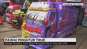 Parade Ratusan Miniatur Truk Kayu