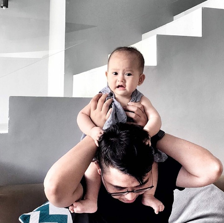 <p>Alita lagi lihat apa ya? (Foto: Instagram/alicenorin)</p>