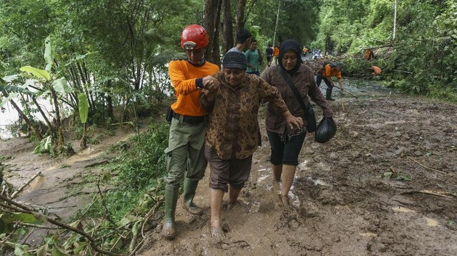 BPBD Kabupaten Bantul mencatat jumlah pengungsi akibat badai siklon tropis Cempaka yang melanda wilayah tersebut hampir mendekati angka 8 ribu jiwa.