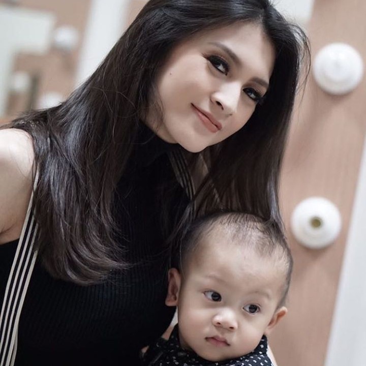 <p>Ibunya cantik, anaknya ganteng. (Foto: Instagram @donitabhubiy)</p>