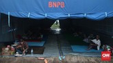 FOTO: Wajah Pengungsi Gunung Agung Menanti Nasib Status awas yang kembali ditetapkan pada kondisi Gunung Agung membuat warga yang berada di zona berbahaya mengungsi kembali, entah sampai kapan.