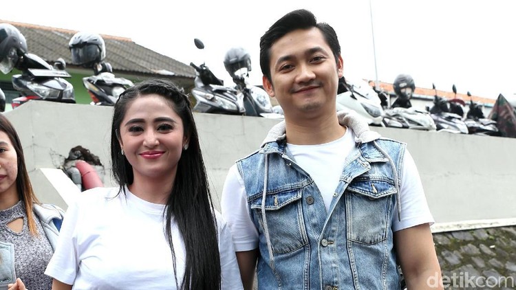 Dewi Perssik merayakan ulang tahun pernikahan yang ke-1. Dia menceritakan seperti apa sosok sang suami, Angga Wijaya.