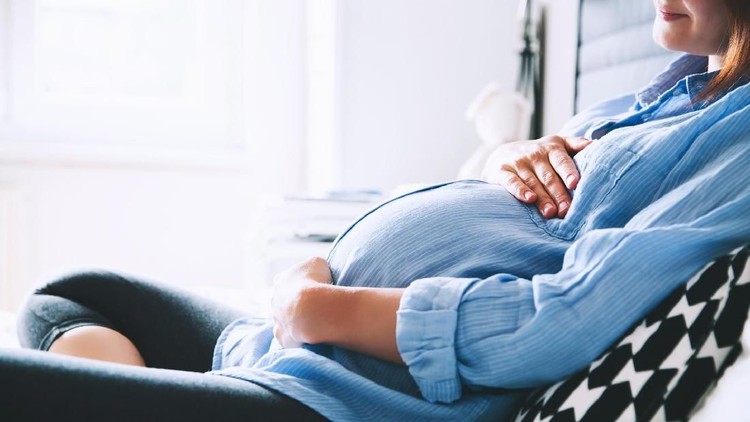 Usahakan untuk lebih relaks agar bayi dalam kandungan tidak ikut stres. Lalu perhatikan hal-hal yang bisa membahayakan kehamilan saat di pengungsian.