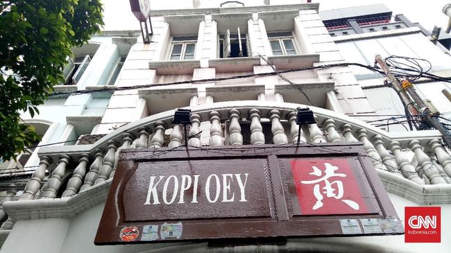 Bondan Winarno juga sosok pengusaha kuliner. Bondan memiliki restoran makanan Melayu, Indonesia dalam daftar menunya. Restorannya dikenal dengan nama Kopi Oey.