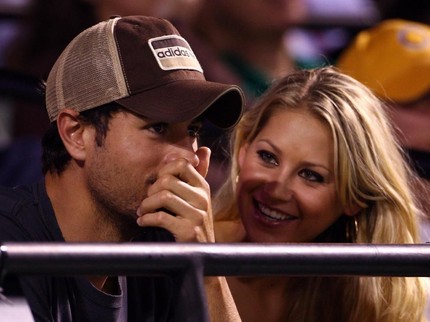 Kocak! Cara Unik Enrique Iglesias Menghibur Bayi Kembarnya