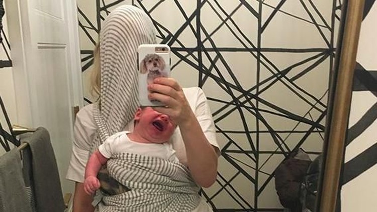 Nyatanya, menggendong si kecil belum tentu jadi hal yang gampang buat bunda.