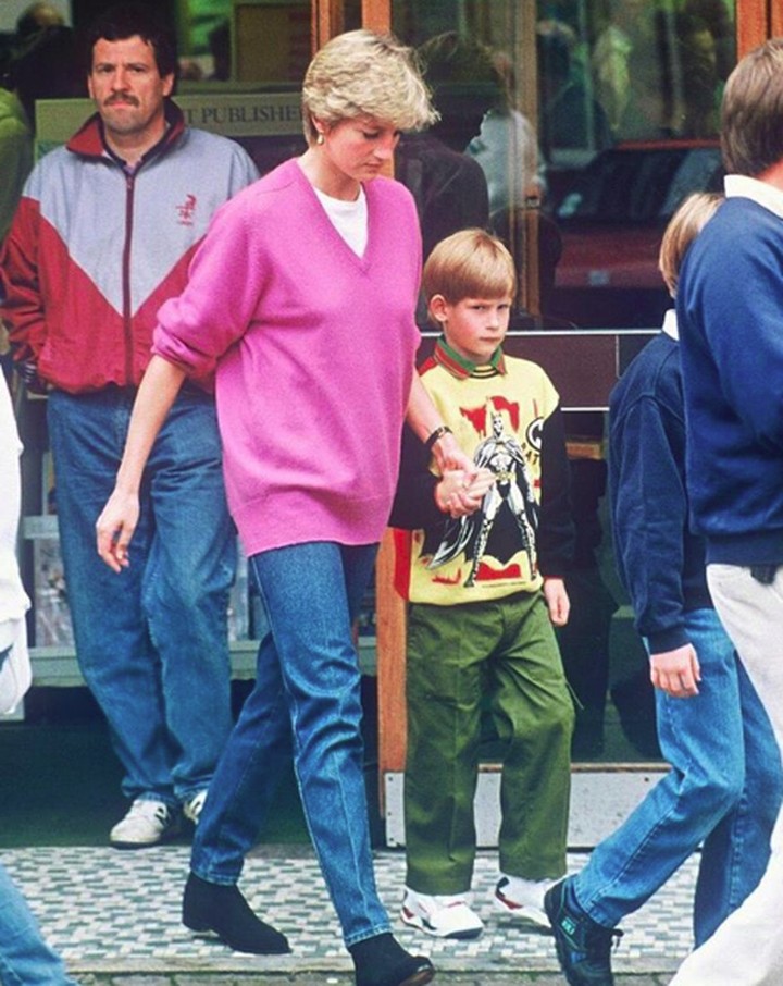 Throwback! Kedekatan Pangeran Harry Kecil dengan sang 