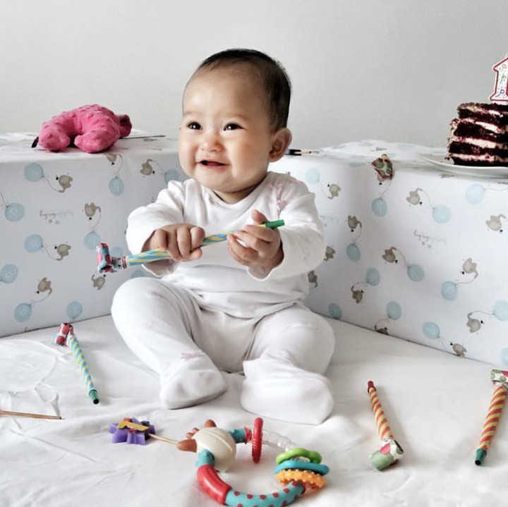 <p>Alita seneng banget nih dikelilingi mainan. Hi-hi-hi. (Foto: Instagram/alicenorin)</p>