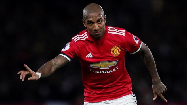 Manchester United masih terlalu tangguh bagi Watford pada babak pertama lanjutan pekan ke-14 Liga Primer Inggris.