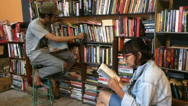 Menyewa sebuah rumah di Yogyakarta, Tomi Wibisono membukan perpustakaan Rumah Kata. Bukan hanya untuk anak punk, tapi terbuka untuk umum.