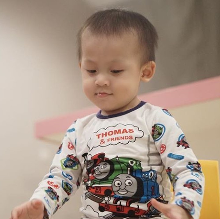 <p>Lagi main apa nih, Svarga? (Foto: Instagram @donitabhubiy)</p>