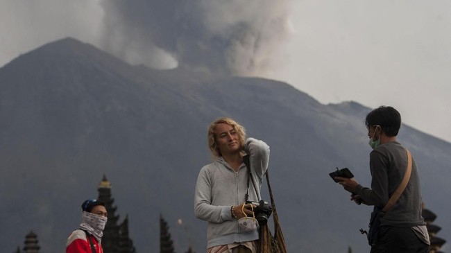Pemerintah menggratiskan perpanjangan izin tinggal sepekan bagi wisatawan asing yang terjebak erupsi Gunung Agung, Bali.