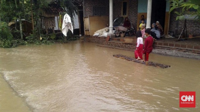 Badan Penanggulangan Bencana Daerah (BPBD) Ponorogo, Jawa Timur menyatakan tiga kecamatan terendam banjir sejak dua hari yang lalu.