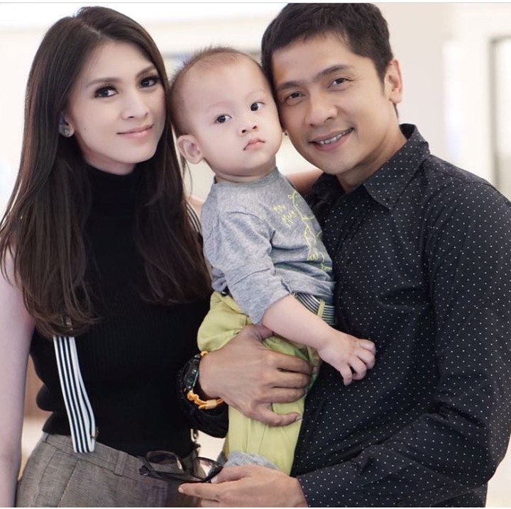 <p>Atau lebih mirip sama momma-nya ya? (Foto: Instagram @donitabhubiy)</p>