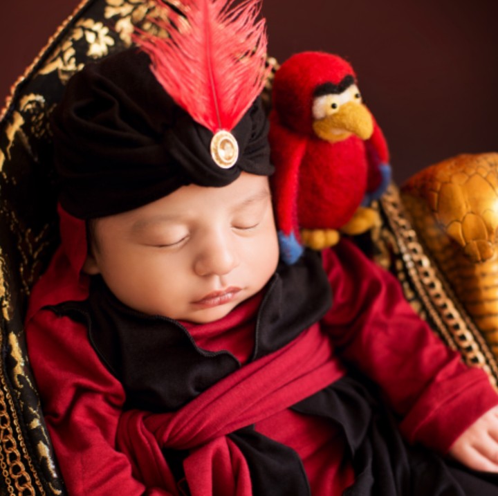 <p>Sang fotografer, Karen Marie bahkan ndandanin bayi baru lahir ini jadi Jafar, musuhnya Aladdin, Bun. Keren ya! (Foto: Instagram/ Belle Beautiful Portrait via Babble)</p>
