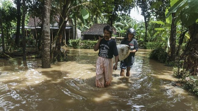 Mengantisipasi Siklon Tropis Dahlia serta perkiraan puncak musim hujan pada Januari-Februari 2018, DIY memperpanjang status siaga darurat bencana.