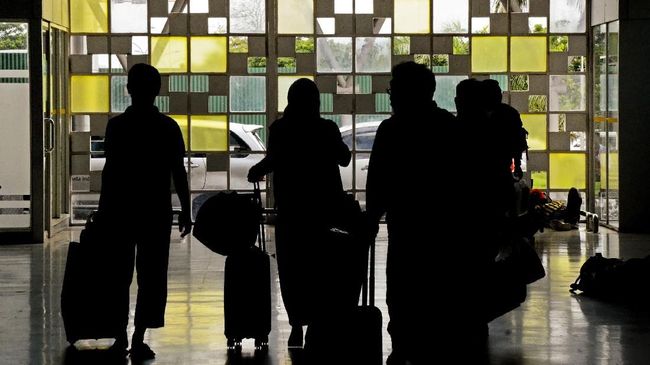 Ada banyak penerbangan ke Australia, baik dari Jakarta dan Bali. Durasi penerbangannya kurang lebih enam jam.