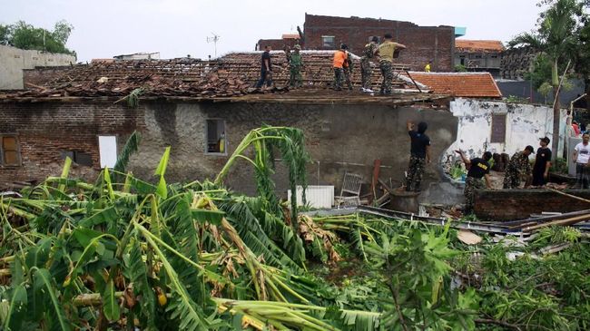 Puting Beliung Rancaekek Jumat Sore Rusak Ratusan Rumah Puting beliung untuk sementara waktu telah mengakibatkan satu orang warga luka berat, 15 orang luka ringan, 15 rumah rusak berat, 71 rumah rusak ringan.