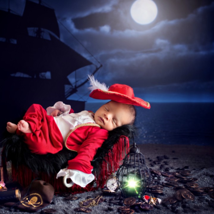 <p>Kalau Captain Hook-nya begini, Peter Pan kayaknya nggak bakal kesal ya. He-he-he. (Foto: Instagram/ Belle Beautiful Portrait via Babble)</p>