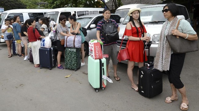 Pemerintah memangkas target sumbangan devisa dari wisatawan mancanegara (Wisman) di tahun ini menjadi US$14 miliar, seiring dampak erupsi Gunung Agung di Bali.
