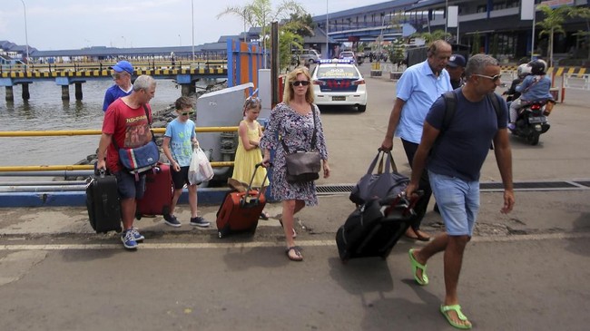 Kakorlantas Irjen Pol Istiono menyatakan penurunan itu dilihat dari data perlintasan Banyuwangi-Bali dan kedatangan Bandara Ngurah Rai, Denpasar.