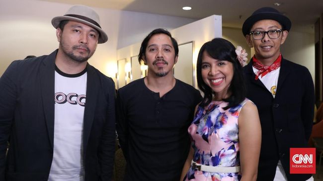 'Teman Sejati' diciptakan Riko Prayitno, gitaris Mocca, karena terinspirasi mainan Transformer milik anaknya yang hilang.