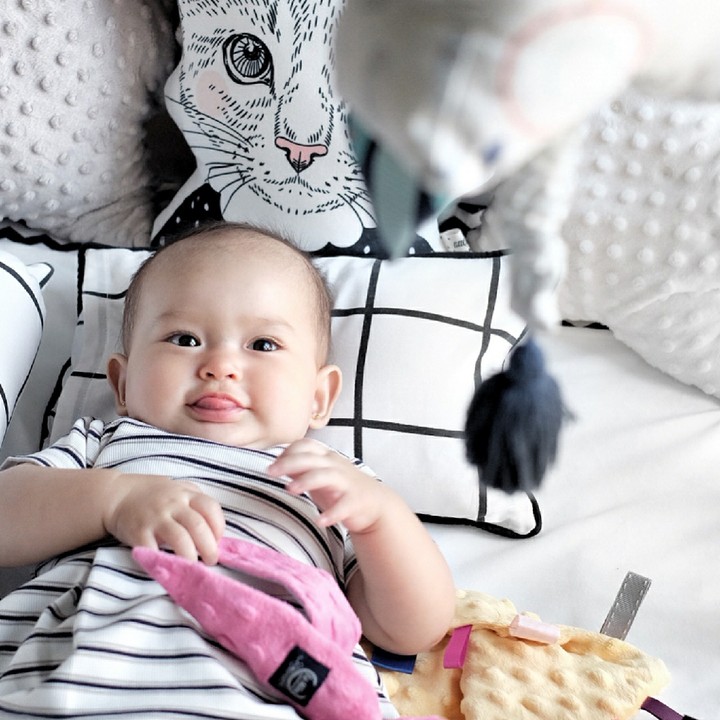 <p>Alita lagi lihat apa ya? (Foto: Instagram/alicenorin)</p>