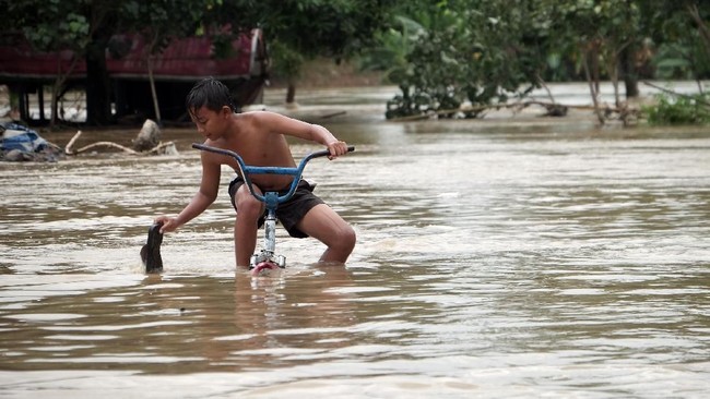 Komunitas yang tinggal di sekitar sungai besar rentan terkena banjir. Untuk itu perlu ada program yang membuat masyarakat tangguh terhadap bencana banjir.