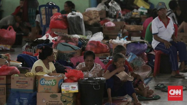 Stok makanan di Posko Komando pengungsi Gunung Agung masih tersedia hingga 10 hari ke depan, namun stok air minum hanya tersisa untuk satu hari.