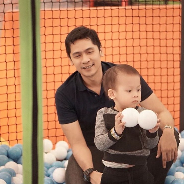 <p>Senangnya main bola sama poppa. (Foto: Instagram @donitabhubiy)</p>