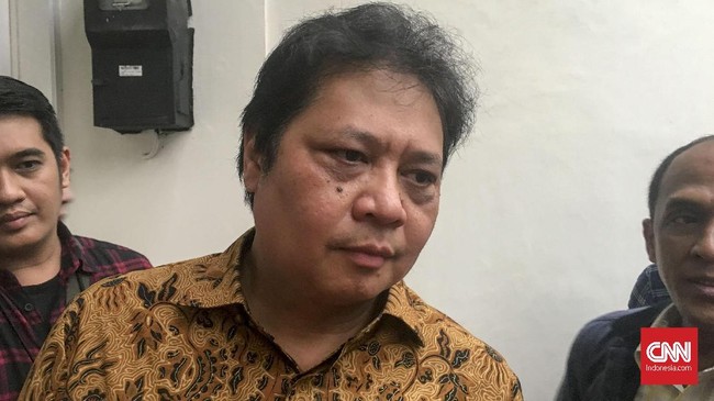 Airlangga Hartarto siap bersaing dengan Titiek Soeharto dalam perebutan kursi Ketua Umum Golkar jika Munaslub Golkar jadi digelar.