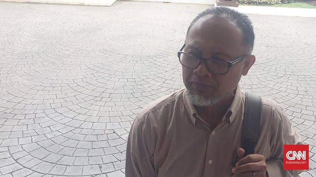 Eks Pimpinan KPK Bambang Widjojanto enggan mengutarakan sepatah kata kepada wartawan saat tiba di arena Pidato Kebangsaan Prabowo di Surabaya.