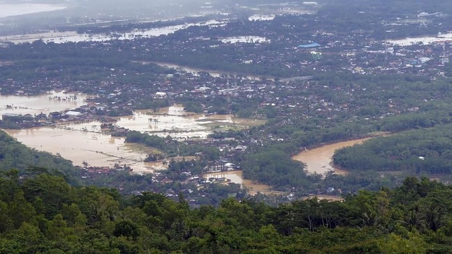 Bupati Pacitan menetapkan status tanggap darurat di wilayahnya selama tujuh hari ke depan seiring bencana banjir dan longsor akibat cuaca ekstreme.