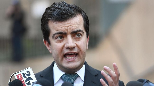 Salah satu senator Australia dipecat karena melontarkan komentar yang bernada mendukung China saat menyatakan pendapat mengenai situasi di Laut China Selatan.