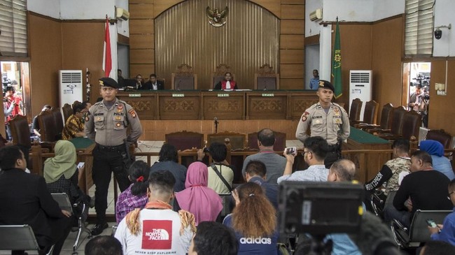 KPK siapkan proyektor dan layar di sidang PN Jaksel untuk memantau sidang perdana terdakwa korupsi e-KTP Setya Novanto di Pengadilan Tipikor Jakarta.
