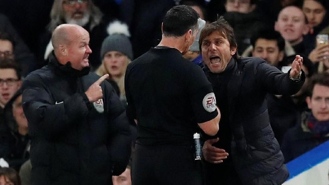 Antonio Conte didenda FA £8.000 atau setara Rp144 juta karena kelakuan buruk memaki perangkat pertandingan pada laga Chelsea melawan Swansea City.