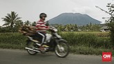 FOTO: Wajah Warga Bertahan dari Erupsi Gunung Agung Gunung Agung telah ditetapkan berstatus awas sejak akhir pekan lalu, dan beberapa kali menunjukkan aktivitas vulkanik. Namun, ada warga yang menolak mengungsi.