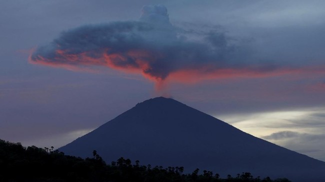 Setelah statusnya diturunkan dari Awas jadi Siaga, Gunung Agung, Bali kembali erupsi dengan letusan setinggi 1.500 meter hari ini pada pukul 11.49 WITA.