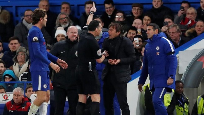 Manajer Chelsea, Antonio Conte, minta maaf atas tindakannya usai diusir wasit Neil Swarbrick di babak pertama pertandingan melawan Swansea City.