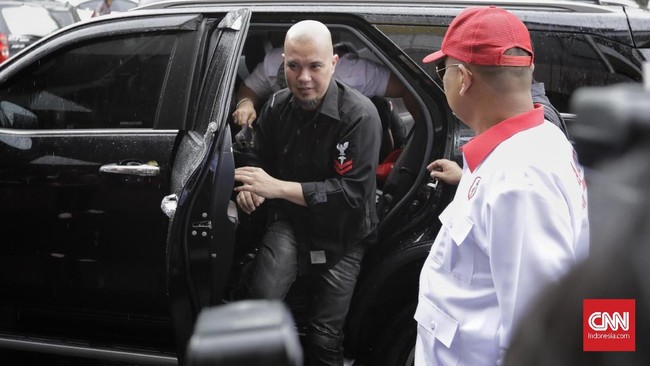 Kejaksaan Negeri Jakarta Selatan menyatakan berkas perkara Ahmad Dhani telah lengkap, tapi Polres Jaksel belum menyerahkan barang bukti ke Kejari DKI.