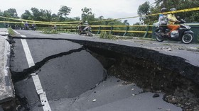 Jembatan Penghubung Jateng dan Jatim di Sragen Ambrol