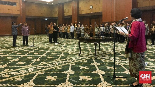 Menteri Keuangan Sri Mulyani menitipkan pemenuhan kantong penerimaan pajak 2017, meski masa jabatan Robert tahun ini hanya sebulan saja.