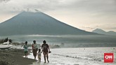 FOTO: Wajah Warga Bertahan dari Erupsi Gunung Agung Gunung Agung telah ditetapkan berstatus awas sejak akhir pekan lalu, dan beberapa kali menunjukkan aktivitas vulkanik. Namun, ada warga yang menolak mengungsi.