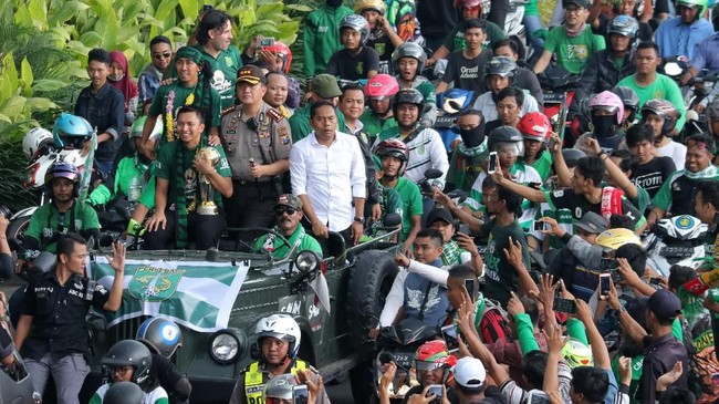 Pentolan Bonek, Andie Peci, mencoba berbagi cerita tentang pihaknya berupaya keras meredam keberingasan, menyikapi insiden kematian Haringga Sirla.