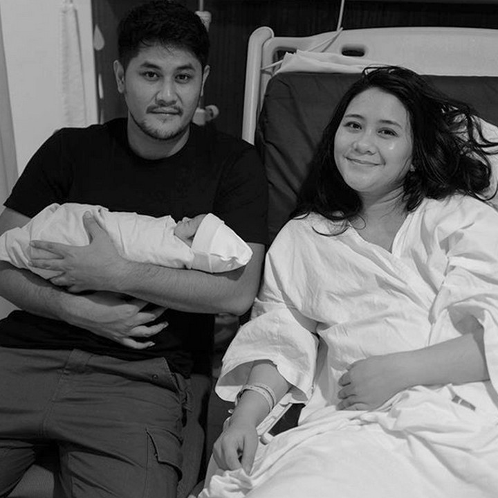 <p>Anteng banget ya Qiandra digendong Ayah Redi. Foto dulu deh bertiga sama Bunda Dea. (Foto: Instagram/ @puadinredi)</p>