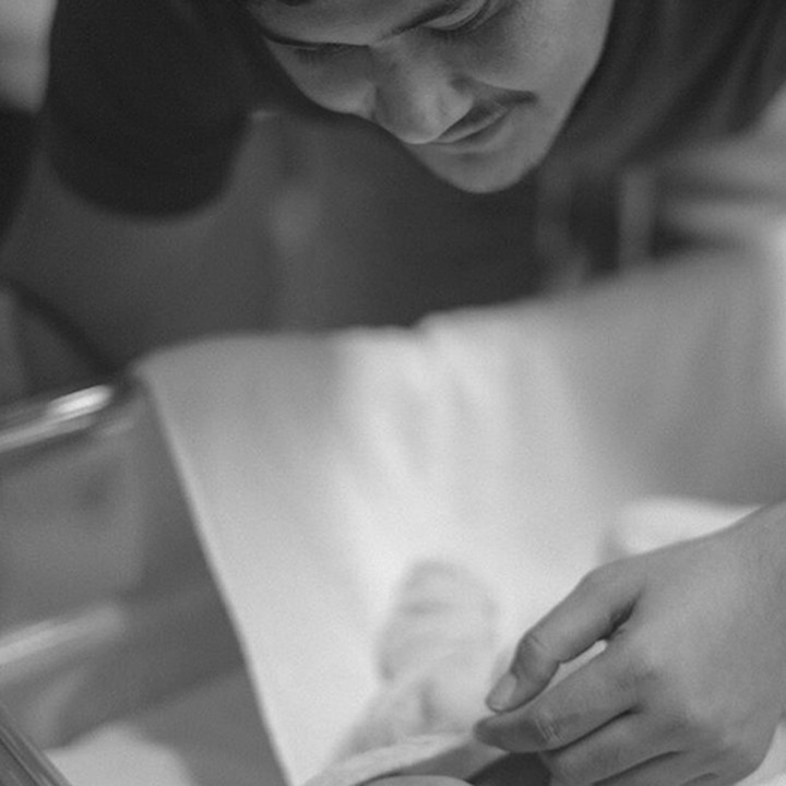 <p>Belaian lembut Ayah Redi buat si kecil Qiandra. (Foto: Instagram/ @puadinredi)  </p>