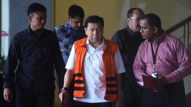 Saat Mahkamah Kehormatan Dewan ke KPK demi memeriksa Ketua DPR Setya Novanto, sang tersangka korupsi e-KTP itu menitip pesan untuk anggota dewan yang lain.